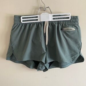 Vuori Women’s Clementine 2.5” Shorts